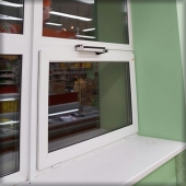 Врезка фрамуг с дистанционным открыванием