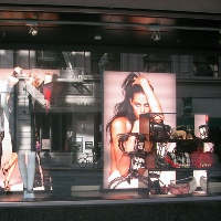 замена витринного стекла, ремонт витрин